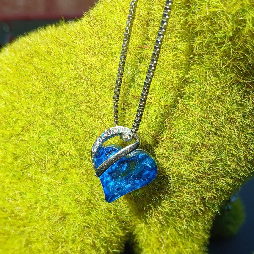 Elegant Blue Heart Pendant Necklace
